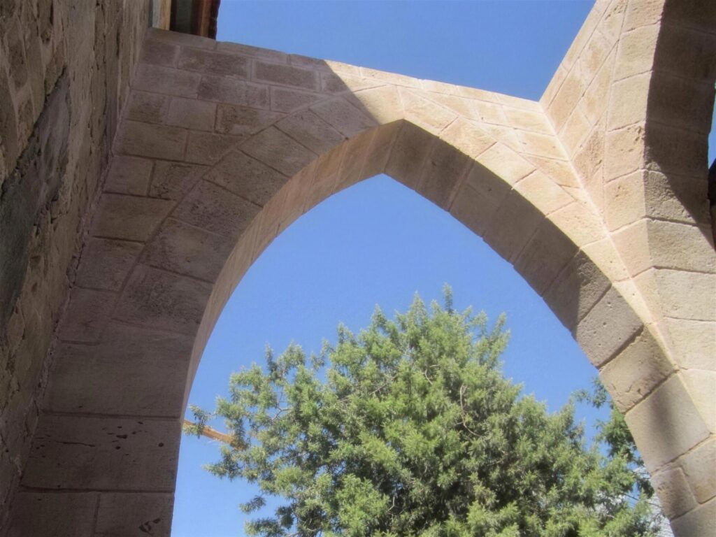 קשתות אבן כורכר מחודדות בבית הבאר, המושבה הטמפלרית שרונה