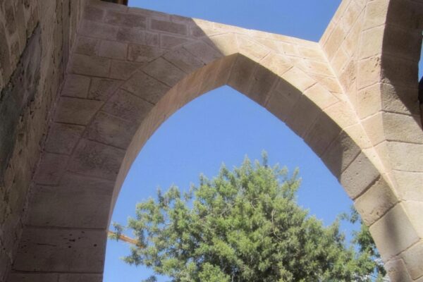 קשתות אבן כורכר מחודדות בבית הבאר, המושבה הטמפלרית שרונה
