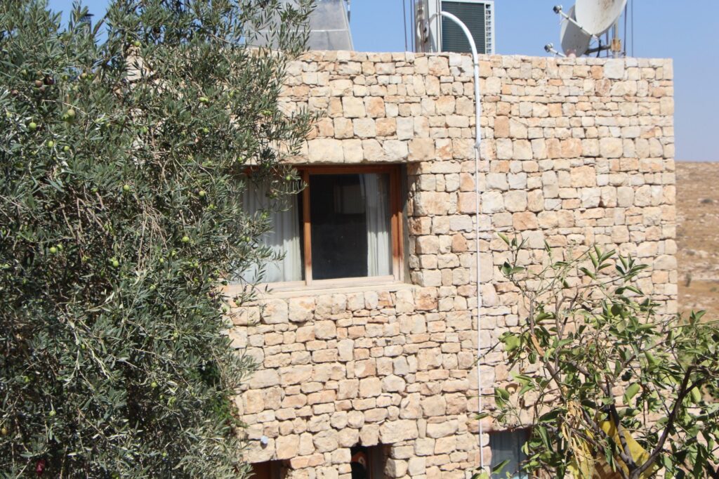 בית אבן דו-קומתי מחופה אבן פראית מלוקטת בתקוע – הבית של דובי שרר, נקודת ההתחלה של אבן לקט